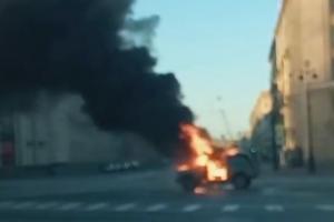 У Петербурзі біля Смольного далекобійники спалили набиту покришками машину