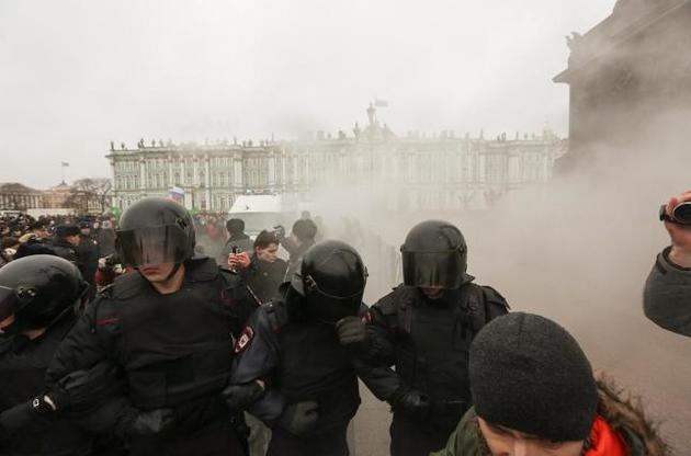 Антикорупційні протести зламали план Путіна - FT