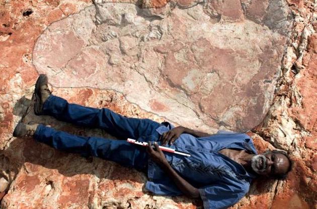 Длина следа динозавра составляет 1,7 метра