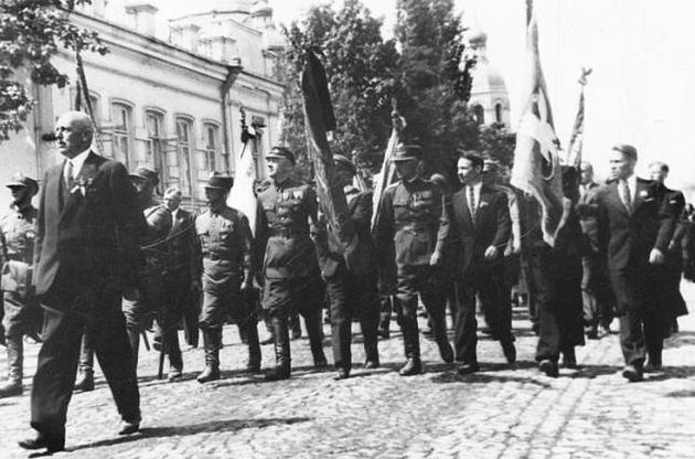 Марш польських військових колоністів вулицями Рівного, 1930-і рр.