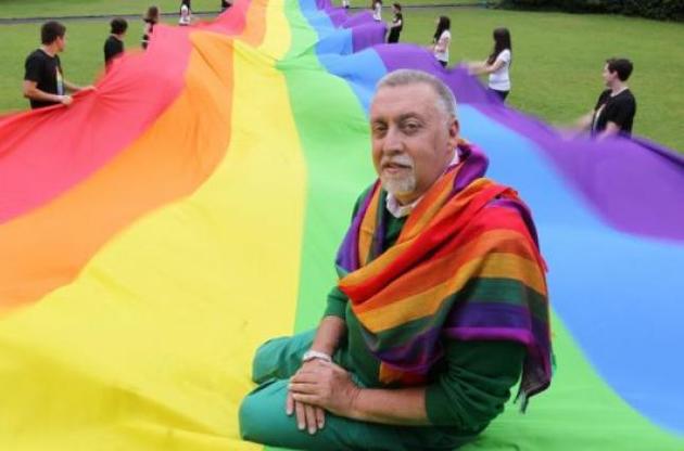 Ушел из жизни создатель радужного флага ЛГБТ Гилберт Бейкер