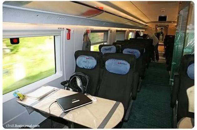 "Укразалізниця" открыла продажу билетов на 13 летних поездов