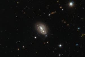 "Хаббл" сделал снимок пересекающихся галактик