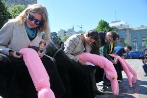 Під Радою провели "парад страусів" в знак протесту проти затягування з оновленням ЦВК