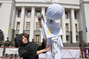 В первый день работы Рады под ее стенами собрались защитники НАБУ и чернобыльцы: фоторепортаж