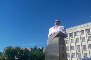 У Житомирі вдягнули вишиванку на пам'ятник Корольову в центрі міста