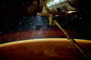 Астронавт ESA опублікував відео "зустрічі" полярного сяйва і світанку