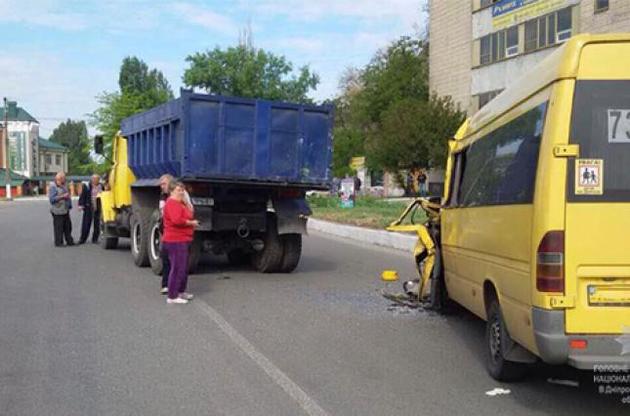 В результате столкновения маршрутки и грузовика в Новомосковске пострадали 15 человек