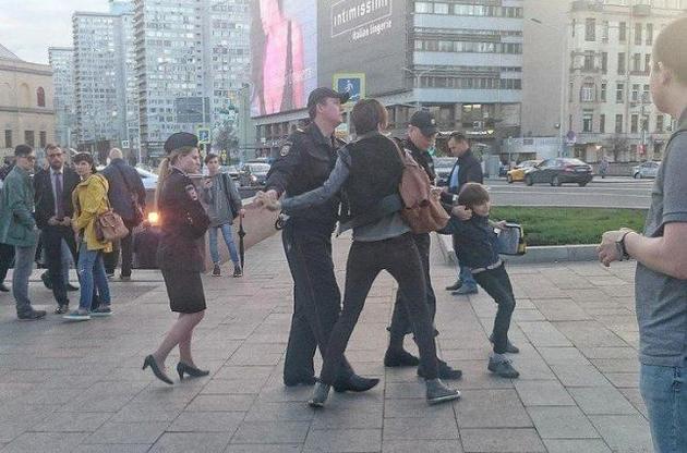 Поліцейські в Москві затримали хлопчика, який читав вірші