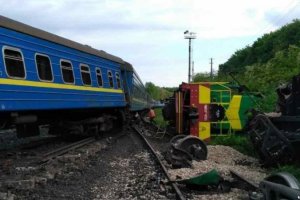 "Укрзалізниця" розглядає дві версії зіткнення поїздів у Хмельницькій області