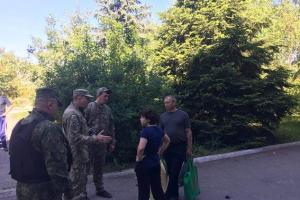 Загони рятувальників та поліцейських евакуюють мешканців Красногорівки