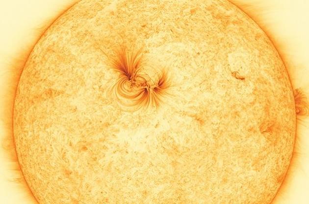 Ученые заметили на новых снимках Солнца необычные нити