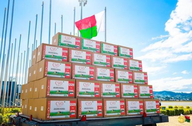 Мадагаскар активно экспортирует травяную настойку "от коронавируса", ВОЗ напоминает – панацеи нет