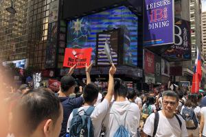 Китай заявляє: поки не зникне протестний рух, спокою в Гонконзі не буде