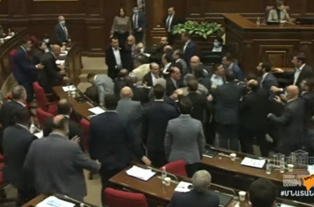 У Вірменському парламенті через прохання не ображати депутатів сталася масова бійка