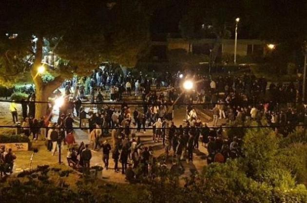 В пригороде Афин ввели комендантский час из-за "антикарантинных" столкновений с полицией