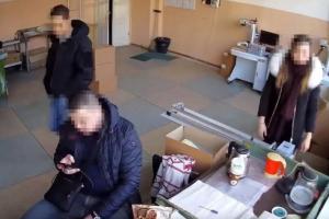 Одеським поліцейським інкримінують крадіжку під час обшуку на підприємстві, де працюють незрячі