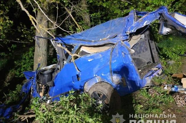 Автівка врізалася у дерево, водії і двоє пасажирів загинули