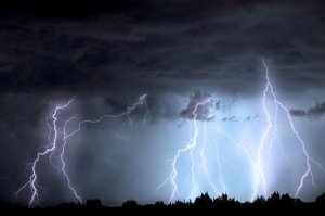 Грози та шквали: у Києві та області оголошено штормове попередження