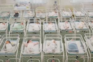 Україна потрапила в епіцентр скандалу через народжених для іноземців немовлят — Денісова