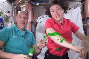 Астронавты поэкспериментировали с "зеленой слизью" канала Nickelodeon в космосе