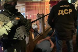 Вымогали 20 тысяч долларов: в Киеве задержали банду рэкетиров: фоторепортаж