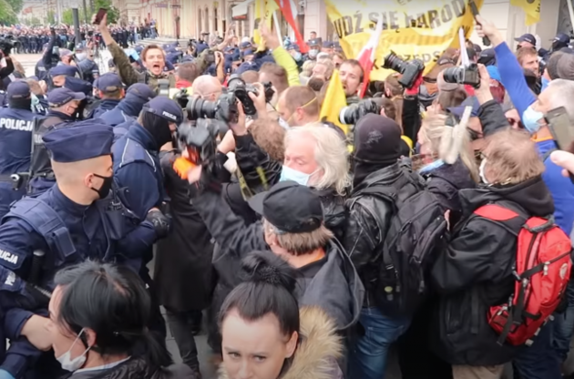 Сотні штрафів та затримань: у Варшаві поліція розганяла антикарантинний страйк підприємців
