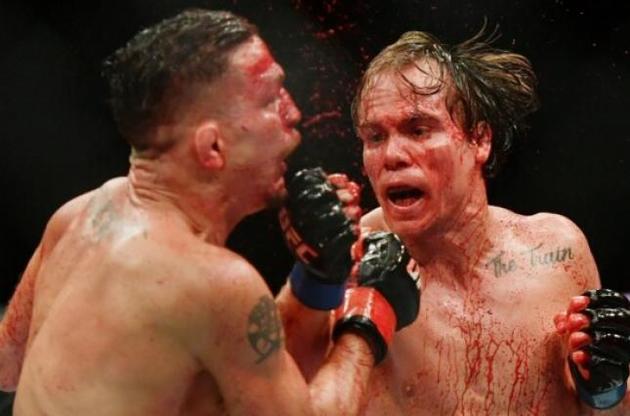 Бійці UFC влаштували справжню криваву бійку