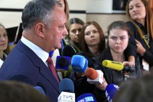 Оппозиция Молдовы показала видео, где президент якобы получает деньги от олигарха