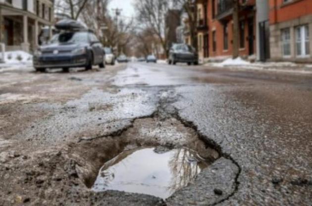 "Клали асфальт в дождь": "Укравтодор" проверит компанию AzVirt, которую уличили в возможном нарушении технологии строительства дороги