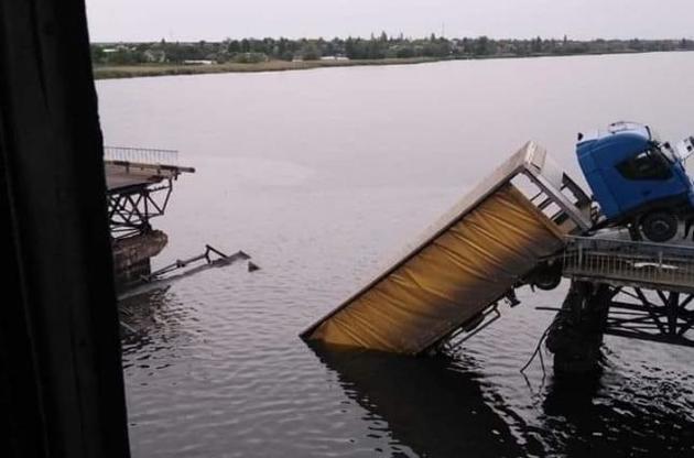 Результаты бездействия Укртрансбезпекы: возле Никополя под тяжестью фуры обрушился мост