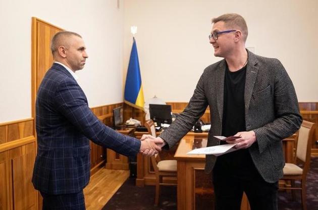 Глава ведомства уже вручил Дусику служебное удостоверение