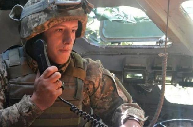 Украинские военнослужащие контролируют обстановку в зоне боевых действий