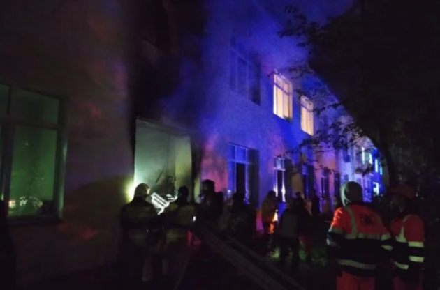 При пожаре в российской больнице погибли двое людей, четверо пострадавших и 88 человек эвакуировали