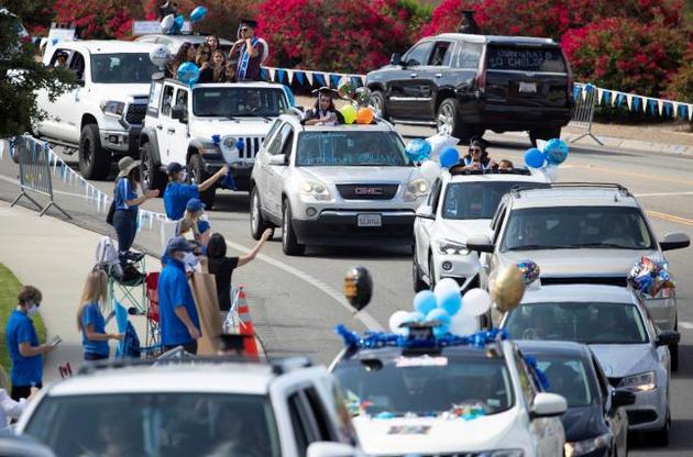 Выпускники в США получают дипломы на "автомобильных парадах": фото