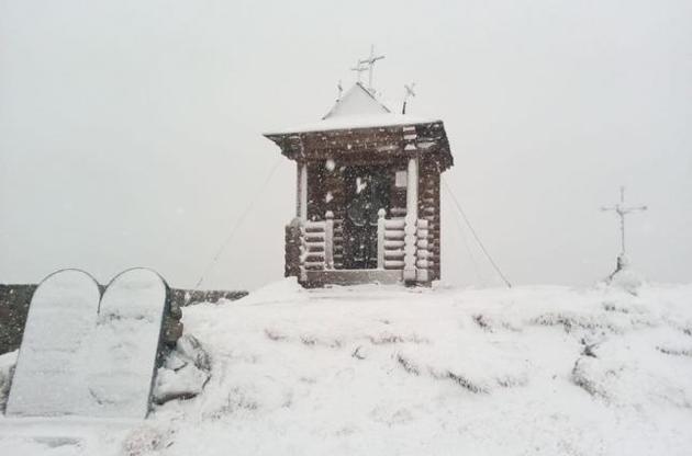 Зима в последние дни весны: в Карпатах снова выпал снег
