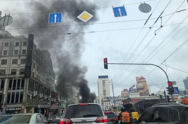 У центрі Києва дотла згорів автомобіль