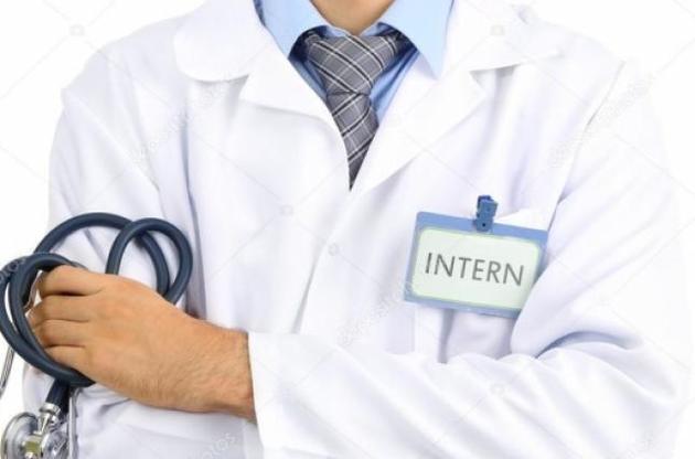 На зарплати лікарям-інтернам передбачили всього 99 млн грн