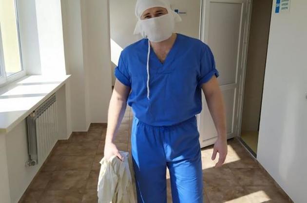 Переболевшему COVID-19 врачу прислали открытку из Офиса президента