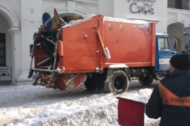 Бригинець заявив про пошкодження невідомими свого вантажного автомобіля біля Гостиного двору в Києві