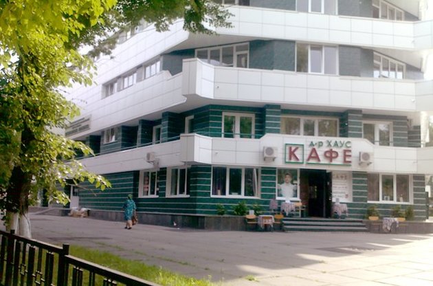 ... біля бокового входу