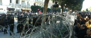 Масові протести і сутички почалися у Тунісі після вбивства лідера опозиції