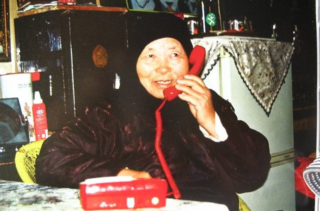 Українці зізналися у шкідливих звичках: чоловіки п'ють, палять, жінки розмовляють по телефону