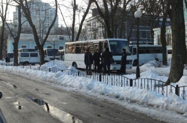В очікуванні мітингів влада пригнала під Раду 30 автобусів МВС