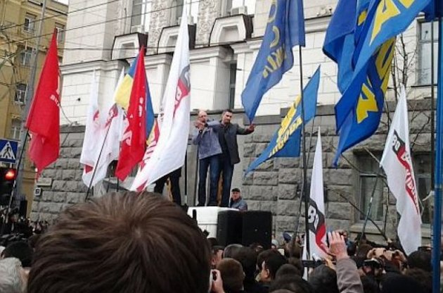 Яценюк, Кличко і Тягнибок на мітингу у Харкові віддали перевагу мікроавтобусу замість броньовика