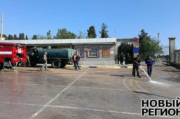 Бійці МНС миють тротуар перед воротами Херсонеського заповідника