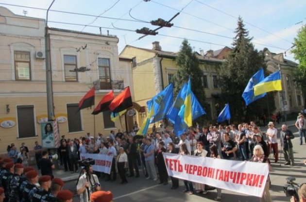 У День Перемоги в Івано-Франківську пройшли марші "Свободи", КПУ і Партії регіонів