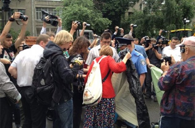 Журналісти встановили біля будівлі МВС намет, вимагаючи розслідувати побиття своїх колег