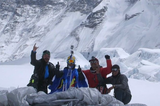 Російський екстремал здійснив рекордний стрибок з Евересту