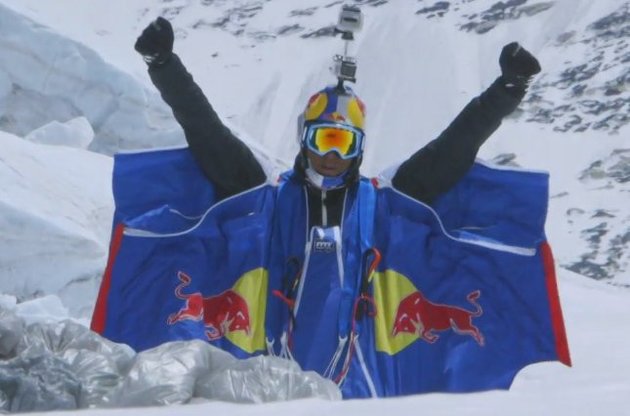 Російський бейс-джампер стрибнув з Евересту